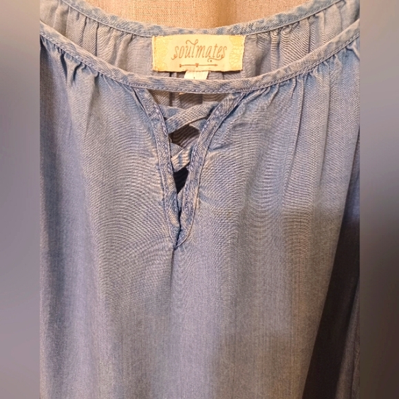 Soulmates Chambray Cold Shoulder Top Size L - Picture 4 of 5